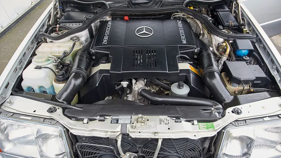 Der Motor des Mercedes 500 E.