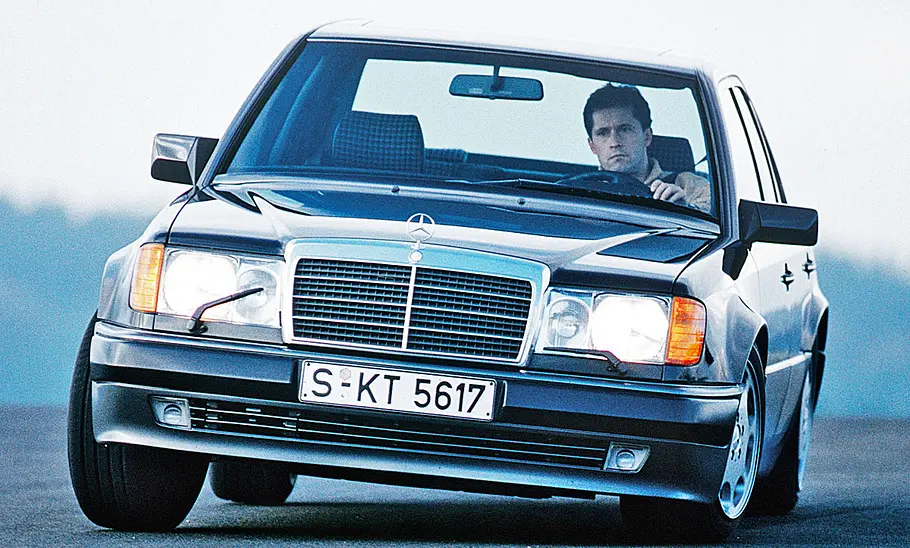 Der Mercedes 500 E fahrend von vorne.