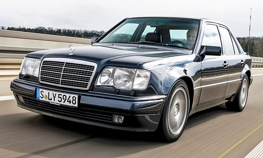 Mercedes 500 E Der Mercedes 500 E fahrend von vorne.