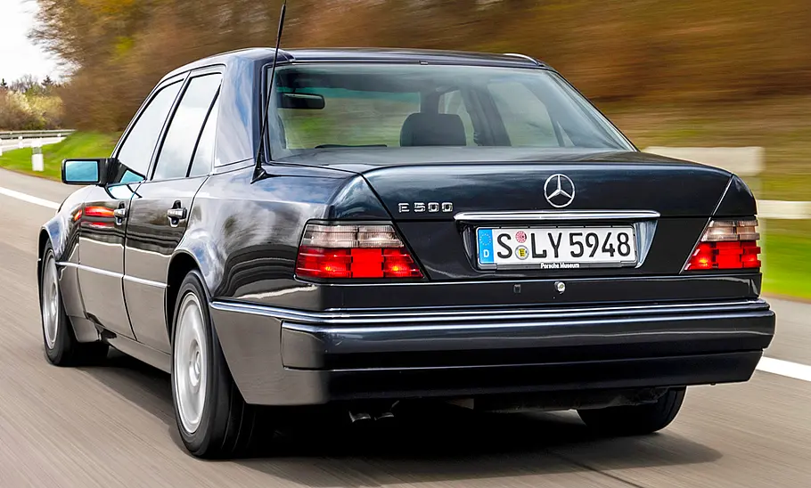 Mercedes 500 E Der Mercedes 500 E fahrend von hinten.