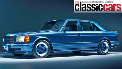 Der Mercedes 500 SEL 5.0 AMG stehend von schräg vorne. - Foto: RM Sothebys