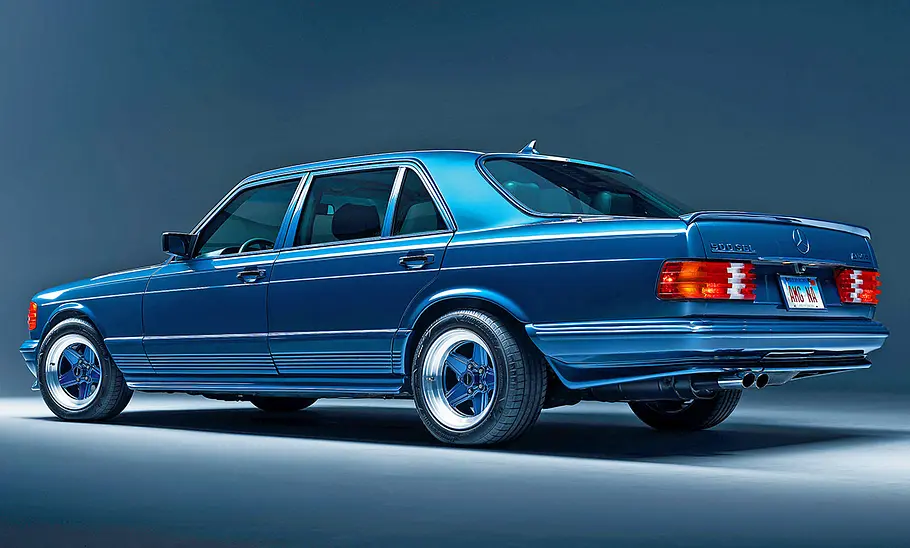 Der Mercedes 500 SEL 5.0 AMG stehend von schräg vorne.