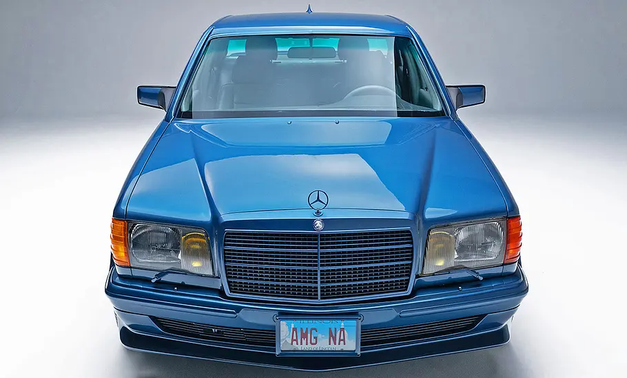 Mercedes 500 SEL 5.0 AMG Der Mercedes 500 SEL 5.0 AMG stehend von vorne.