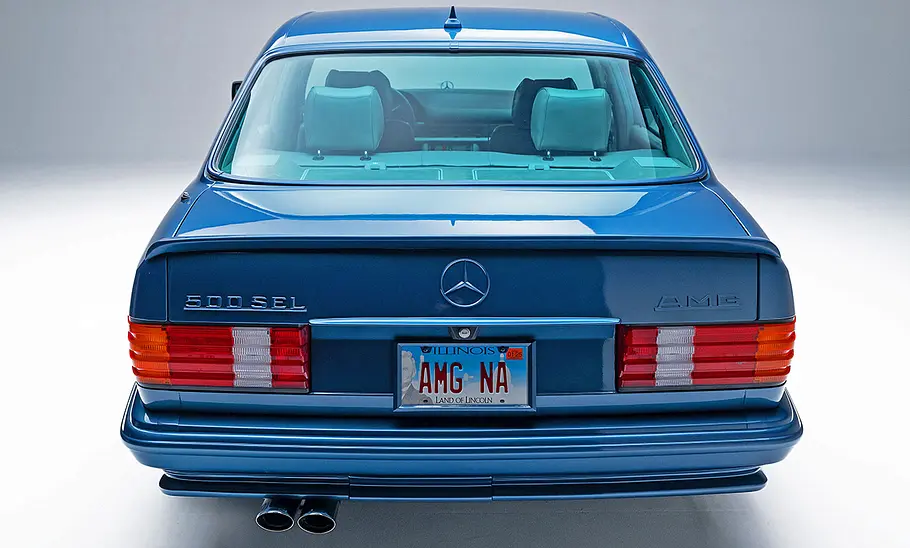 Mercedes 500 SEL 5.0 AMG Der Mercedes 500 SEL 5.0 AMG stehend von hinten.