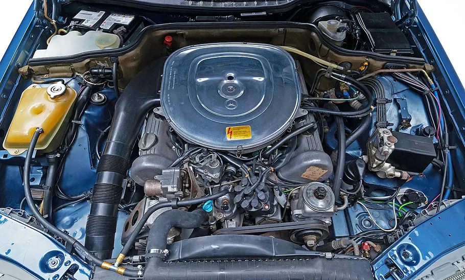 Mercedes 500 SEL 5.0 AMG Der Motor des Mercedes 500 SEL 5.0 AMG.