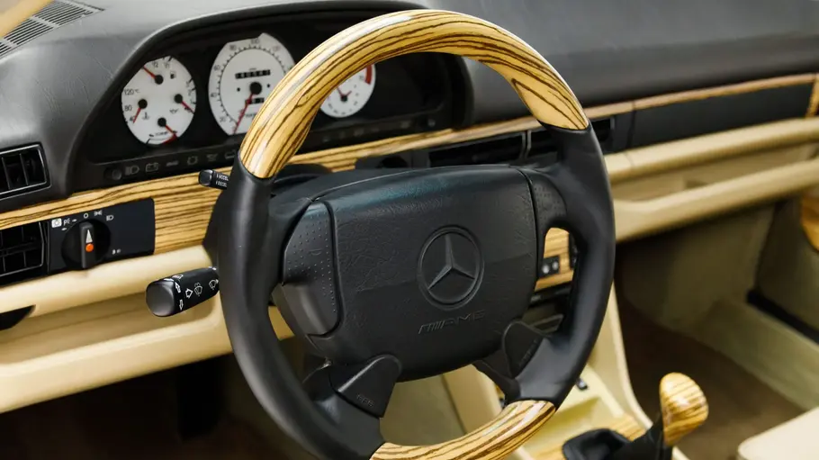 Cockpit des Mercedes 560 SEC von Bespoke Orange County, fotografiert von links.