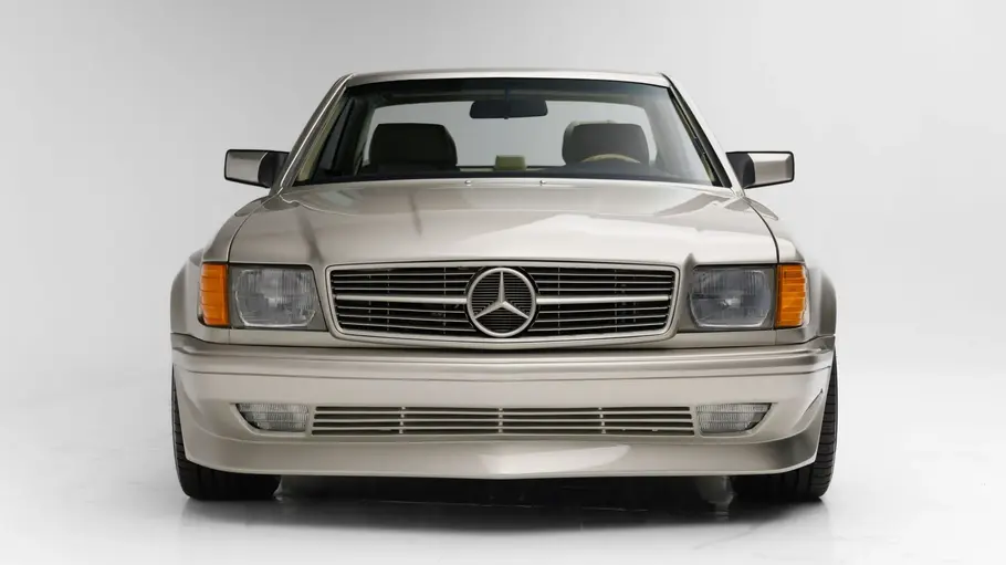 Mercedes 560 SEC von Bespoke Orange County, fotografiert von vorne.