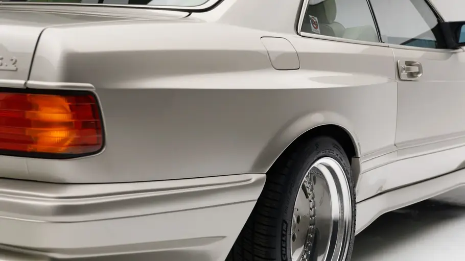 Rechtes Hinterrad des Mercedes 560 SEC von Bespoke Orange County, fotografiert von schräg hinten.
