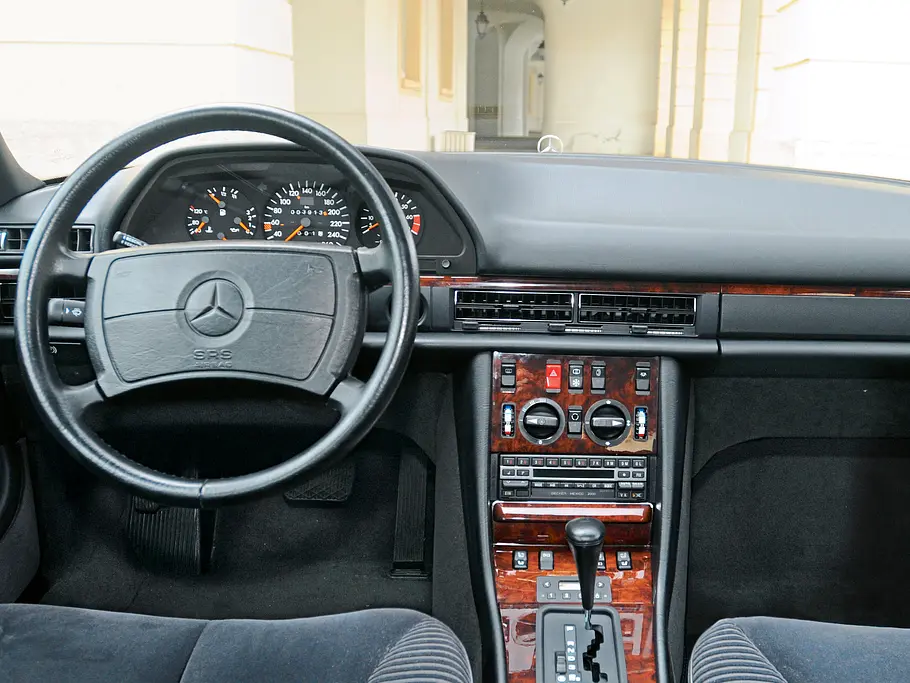 Mercedes 560 SEL Vergleich Bilder technische Daten Cockpit