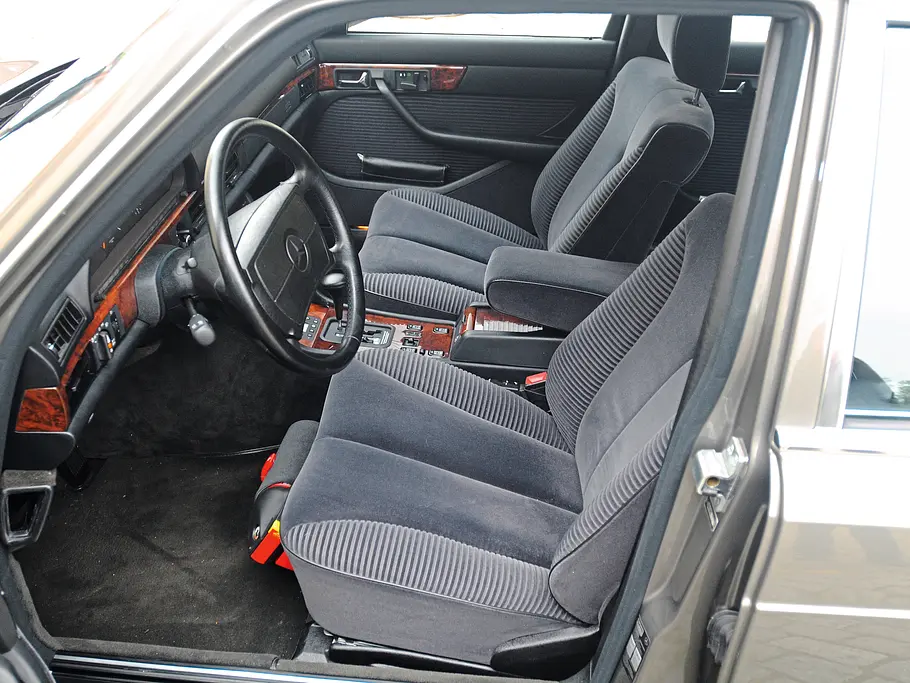 Mercedes 560 SEL Vergleich Bilder technische Daten Sitze