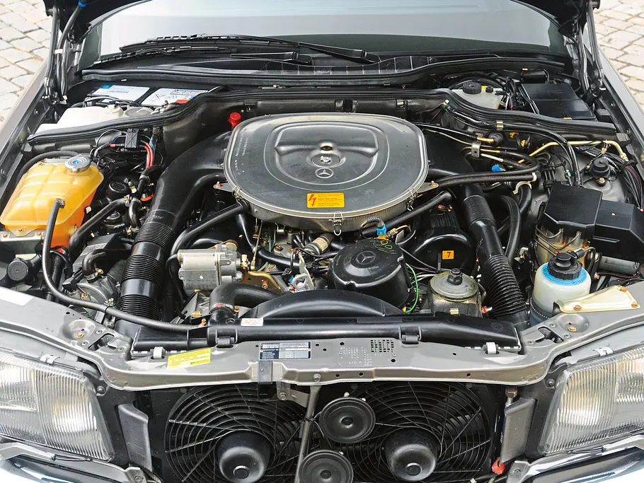 Mercedes 560 SEL Vergleich Bilder technische Daten Motor