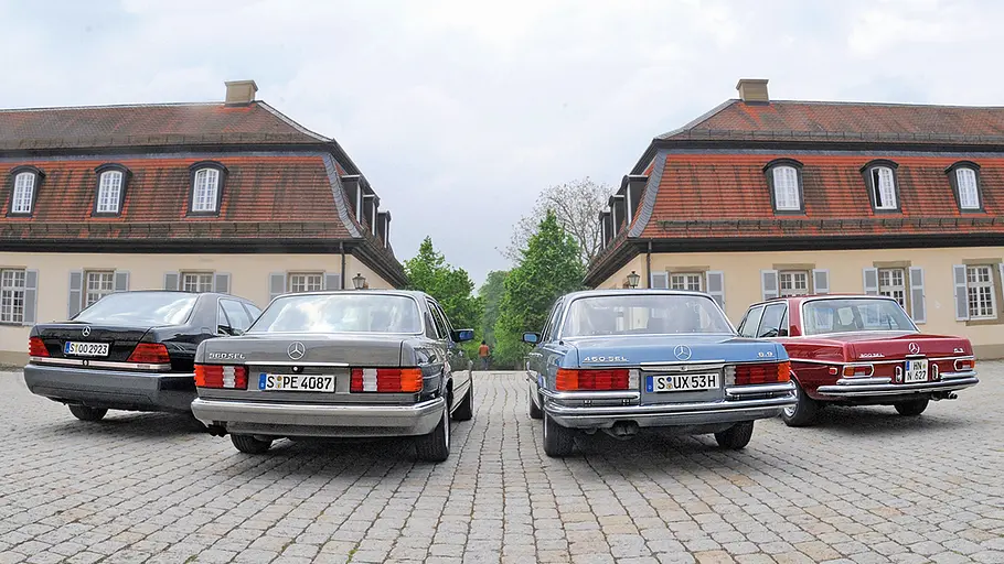 Mercedes 600 SEL/560 SEL/450 SEL 6.9/300 SEL 6.3 Mercedes 600 SEL, 560 SEL, 450 SEL 6.9 und 300 SEL 6.3 stehend von hinten