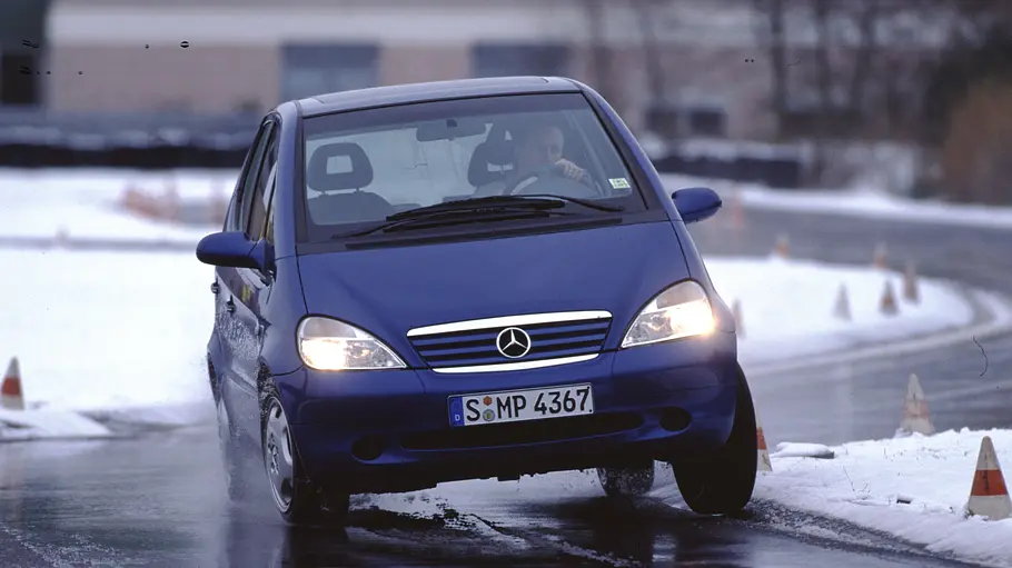 Mercedes A 160 fahrend von vorne