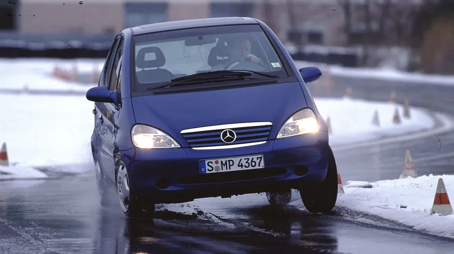 Mercedes A 160 fahrend von vorne