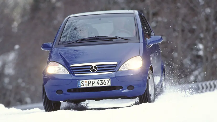 Mercedes A 160 fahrend von vorne 
