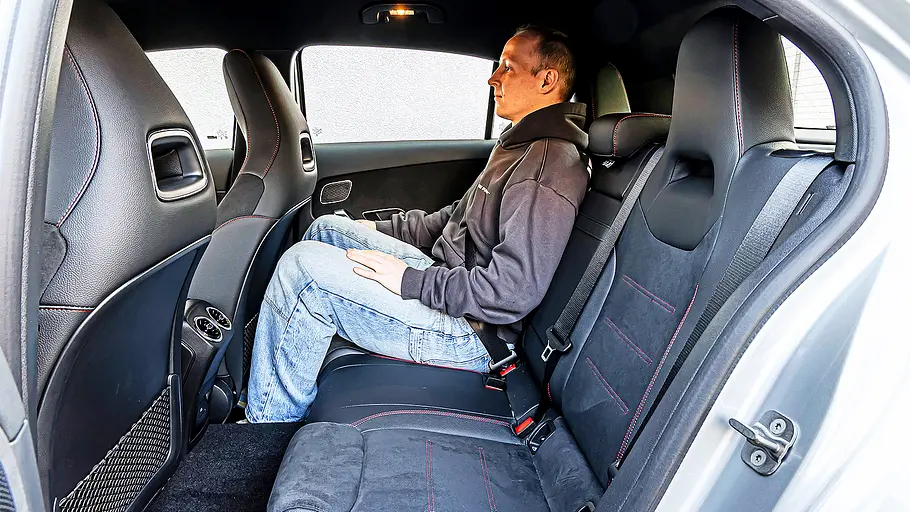 Blick auf die Fondsitzbank im Innenraum des Mercedes A-Klasse.