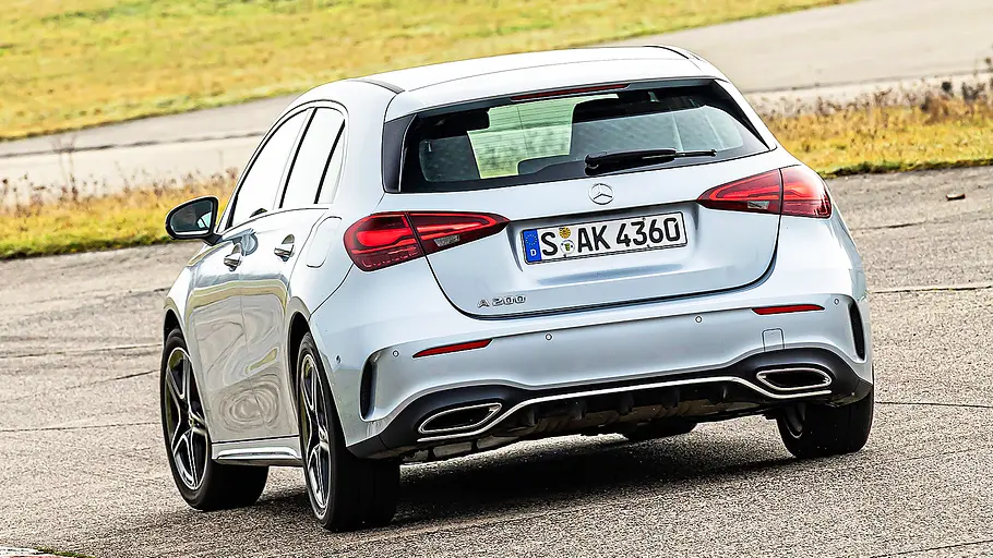 Blick von schräg hinten auf den fahrenden Mercedes A-Klasse.