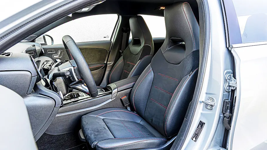 Blick auf die Vordersitze im Innenraum des Mercedes A-Klasse.