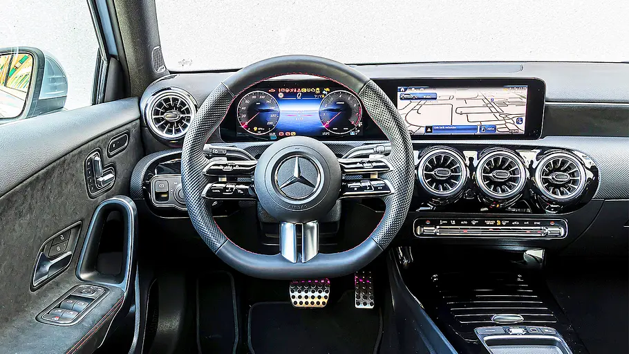 Blick auf die Armaturen im Innenraum des Mercedes A-Klasse.