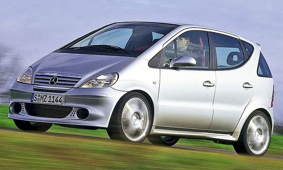 Der Mercedes A 32 K dynamisch von schräg vorne fotografiert.