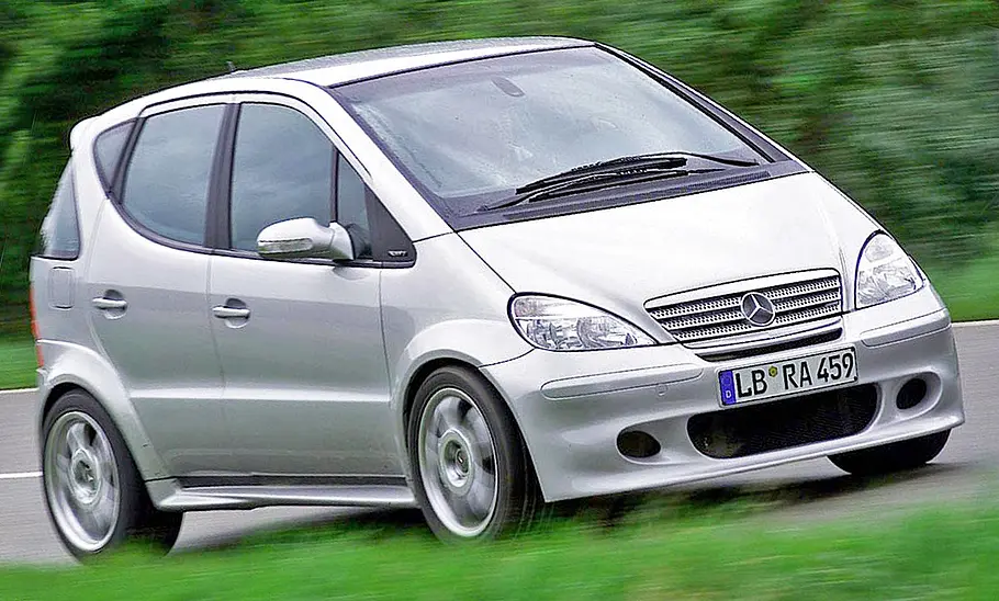 Der Mercedes A 32 K dynamisch von schräg vorne fotografiert.