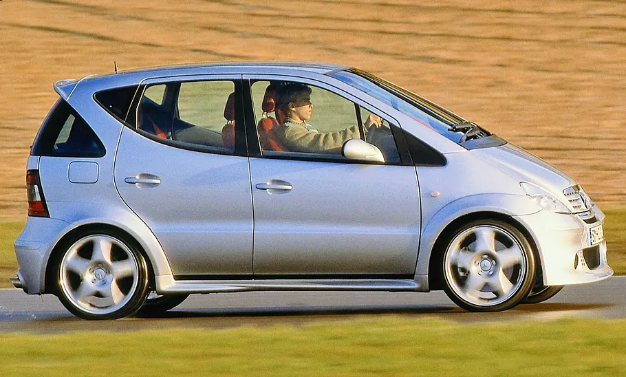 Der Mercedes A 32 K dynamisch von der Seite fotografiert.