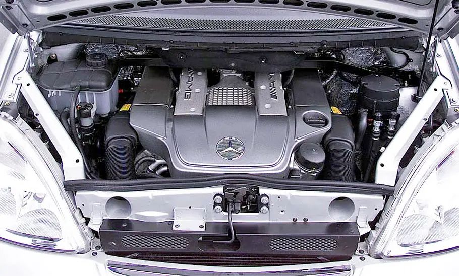 Der Motorraum des Mercedes A 32 K.