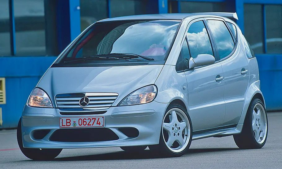 Der Mercedes A 38 AMG statisch von schräg vorne fotografiert.