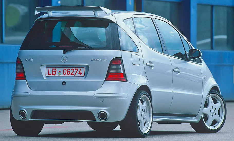 Der Mercedes A 38 AMG statisch von schräg hinten fotografiert.