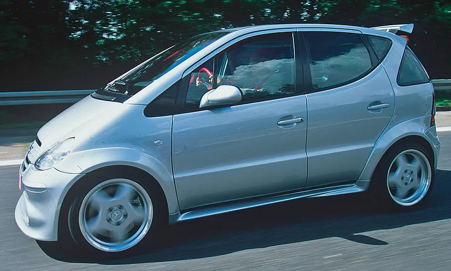 Der Mercedes A 38 AMG dynamisch von schräg vorne fotografiert.