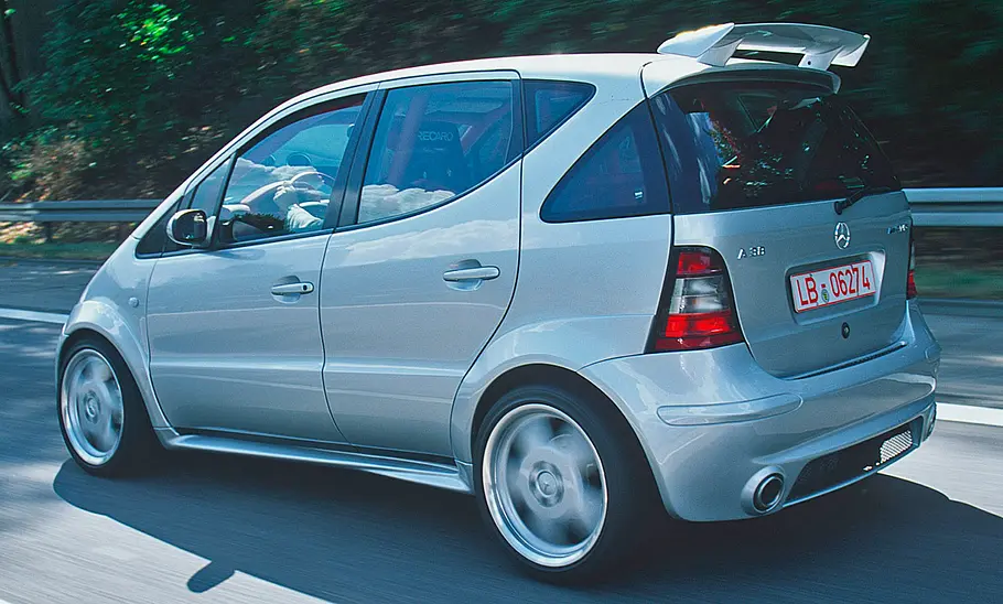 Der Mercedes A 38 AMG dynamisch von schräg hinten fotografiert.