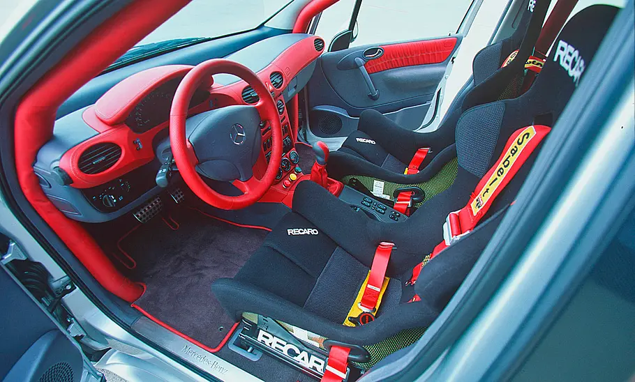 Das Interieur des Mercedes A 38 AMG mit Blick auf Cockpit und Schalensitze.
