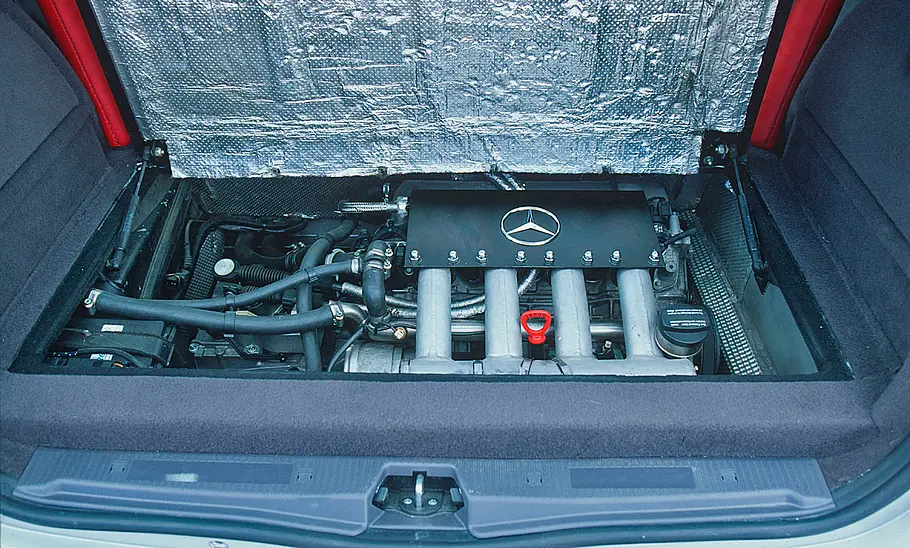 Der Motor im Kofferraum des Mercedes A 38 AMG.