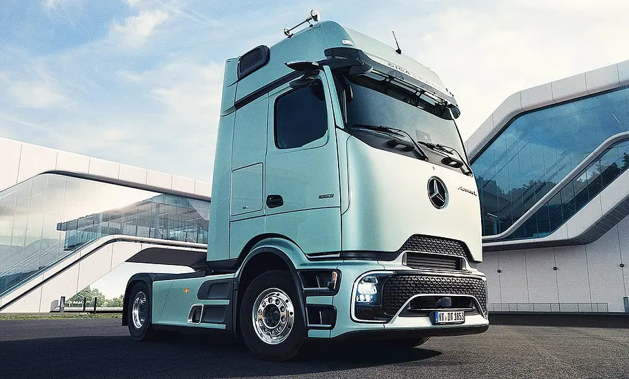 Frontansicht des stehenden Mercedes Actros L (2024).
