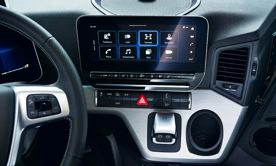 Das Infotainmentsystem im Innenraum des Mercedes Actros L (2024).