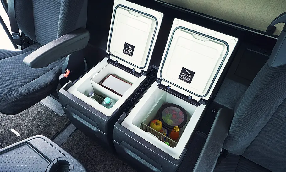Blick auf zwei Kühlschränke im Innenraum des Mercedes Actros L (2024).