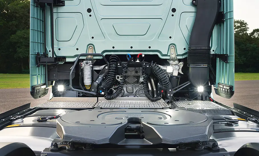 Blick auf den Motor des Mercedes Actros L (2024).