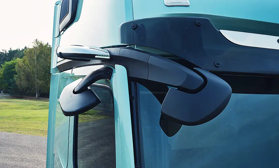 Blick auf die Seitenspiegel des Mercedes Actros L (2024).