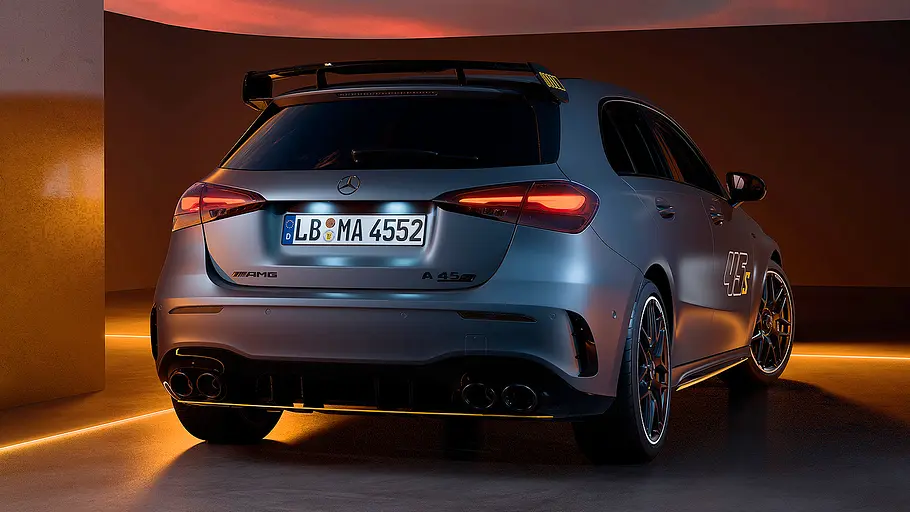 Blick von schräg hinten auf die Mercedes-AMG A45 S Final Edition (2026).