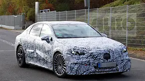 Der AMG C-Klasse EQ (2026) fährt auf eine Auffahrt herauf. Fotografiert von vorne schräg. - Foto: SH Proshots
