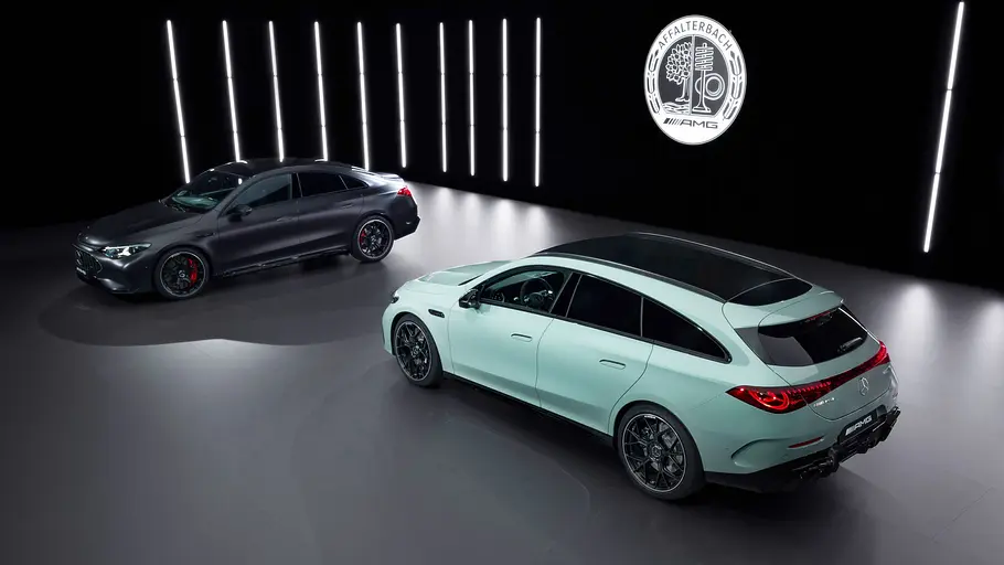 Mercedes-AMG CLA 45 4Matic+ Mercedes-AMG CLA 45 4Matic+ und Mercedes-AMG CLA 45 4Matic+ Shooting Brake statisch in einem Studio.