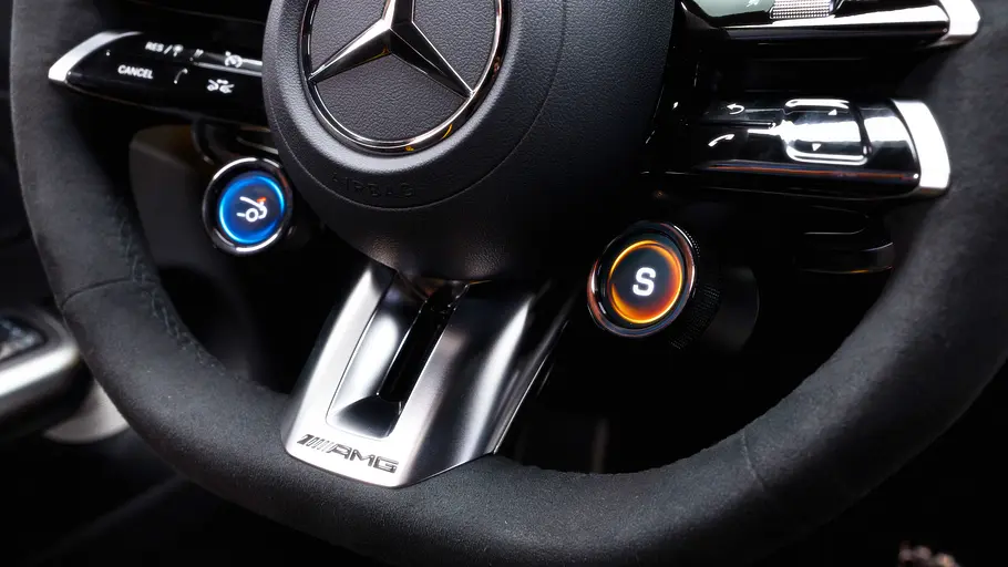 Mercedes-AMG CLA 45 4Matic+ Die Lenkradtasten im Mercedes-AMG CLA 45 4Matic+ im Detail.