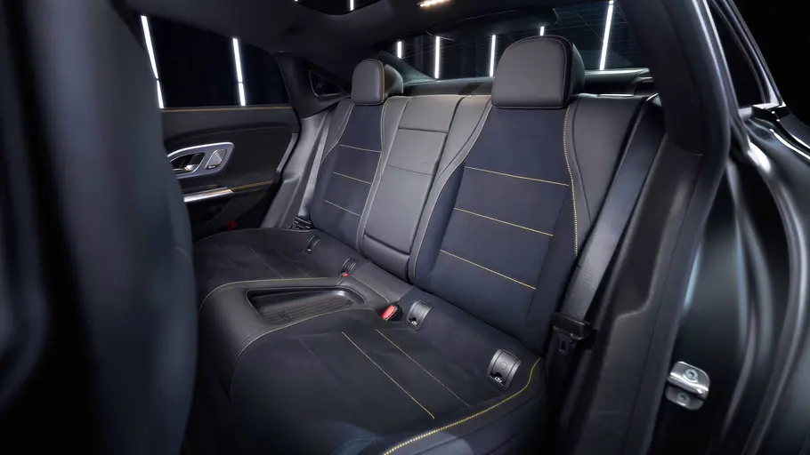 Mercedes-AMG CLA 45 4Matic+ Blick auf die Rückbank des Mercedes-AMG CLA 45 4Matic+ durch die geöffnete Türe hinten links.