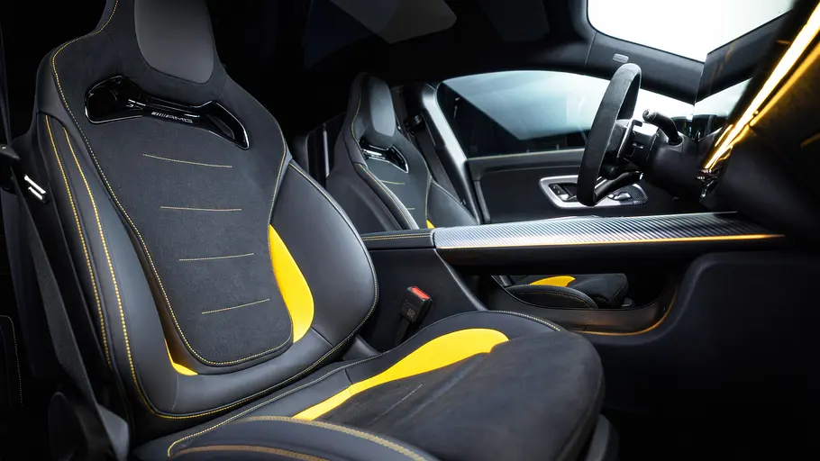 Mercedes-AMG CLA 45 4Matic+ Blick auf die Vordersitze des Mercedes-AMG CLA 45 4Matic+ von schräg unten rechts.