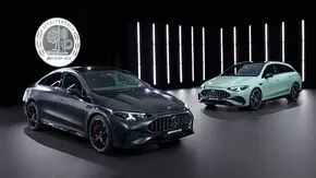 Mercedes-AMG CLA 45 4Matic+ und Mercedes-AMG CLA 45 4Matic+ Shooting Brake statisch von schräg vorne in einem Studio. - Foto: Mercedes Mercedes-AMG CLA 45 4Matic+ und Mercedes-AMG CLA 45 4Matic+ Shooting Brake statisch von schräg vorne in einem Studio. - Foto: Mercedes