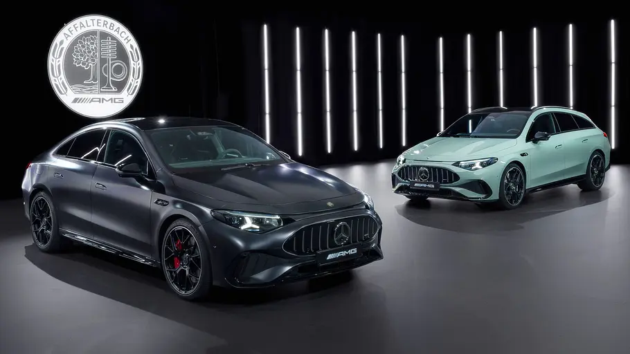 Mercedes-AMG CLA 45 4Matic+ Mercedes-AMG CLA 45 4Matic+ und Mercedes-AMG CLA 45 4Matic+ Shooting Brake statisch von schräg vorne in einem Studio.