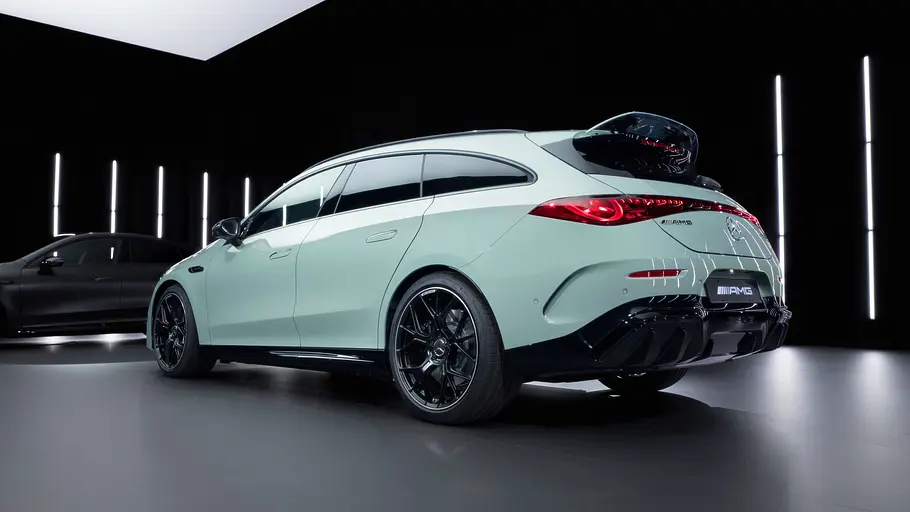 Mercedes-AMG CLA 45 4Matic+ Der Mercedes-AMG CLA 45 4Matic+ Shooting Brake statisch von schräg hinten links in einem Studio.