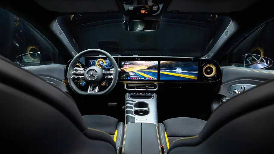 Mercedes-AMG CLA 45 4Matic+ Blick auf das gesamte Armaturenbrett des Mercedes-AMG CLA 45 4Matic+ von der Rückbank.