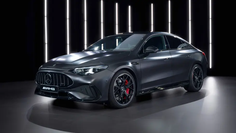 Mercedes-AMG CLA 45 4Matic+ Der Mercedes-AMG CLA 45 4Matic+ statisch von schräg vorne links in einem Studio.