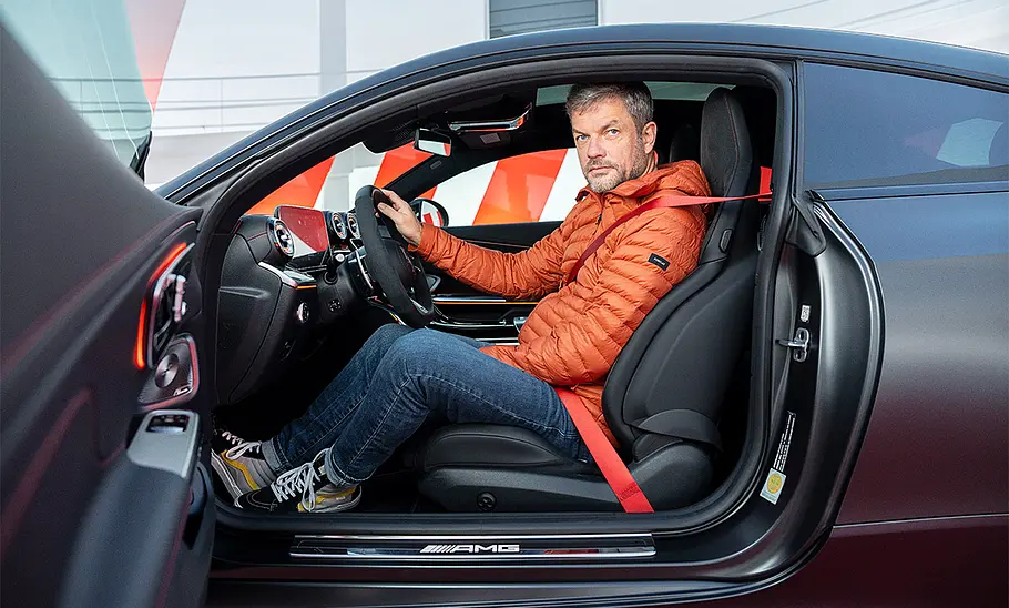Mercedes-AMG CLE 53 Coupé (2024) Mercedes-AMG CLE 53 Coupé (2024; Tür geöffnet, Person am Steuer